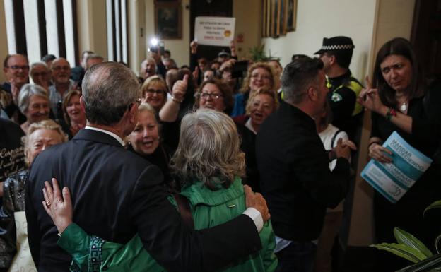 El alcalde y Teresa Porras (de espaldas) reciben el apoyo de los vecinos, mientras Torralbo (dcha.) discute con uno de ellos. 