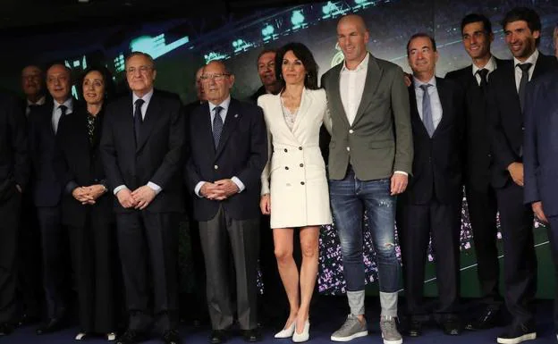 Zinedine Zidane sorprendió en su presentación con su look.