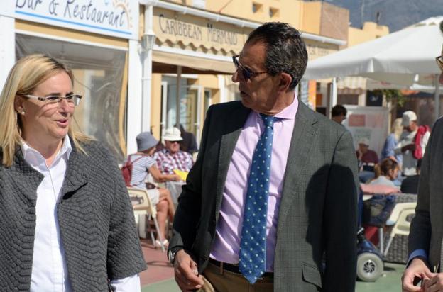 Mula y Merino visitaron ayer el Puerto de Fuengirola.