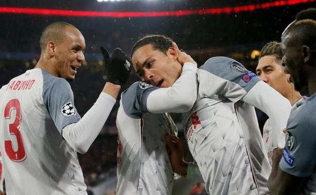 Los jugadores del Liverpool celebran el gol de Van Dijk.