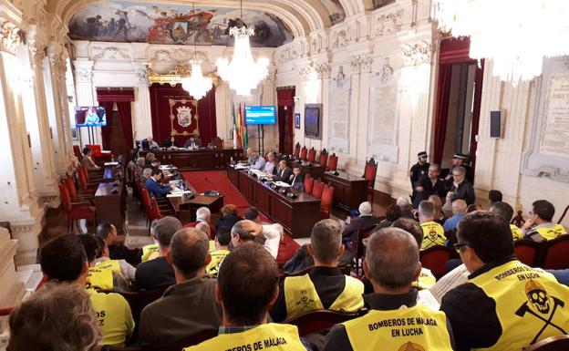 Los bomberos han llevado su lucha al Salón de Plenos.