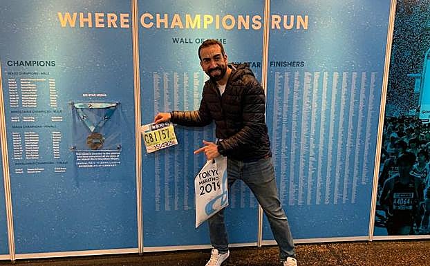 El malagueño, en el muro con los nombres de los corredores que han logrado terminar los seis grandes maratones.