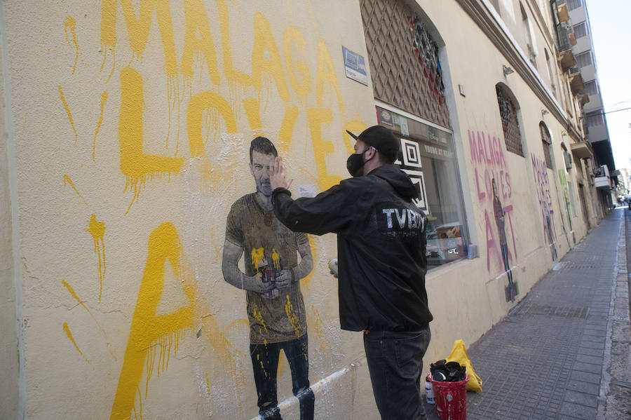 El artista italiano pinta a personajes locales en la calle Vendeja y dibuja en el Centro al líder de Vox manifestándose a favor de las mujeres 