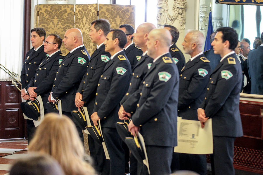 El alcalde Francisco de la Torre preside el acto de entrega de las distinciones