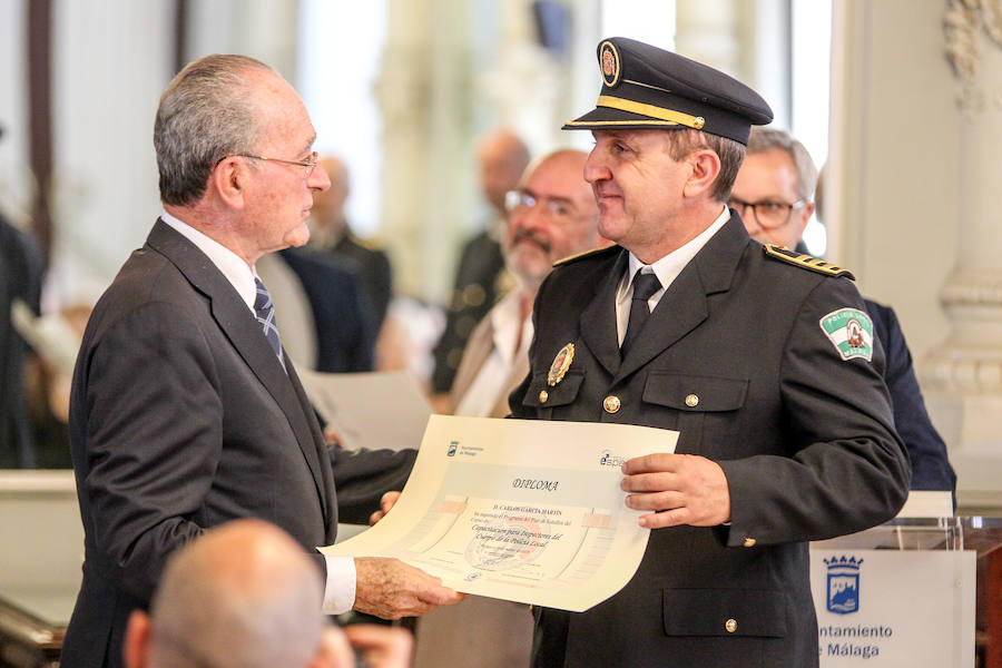 El alcalde Francisco de la Torre preside el acto de entrega de las distinciones