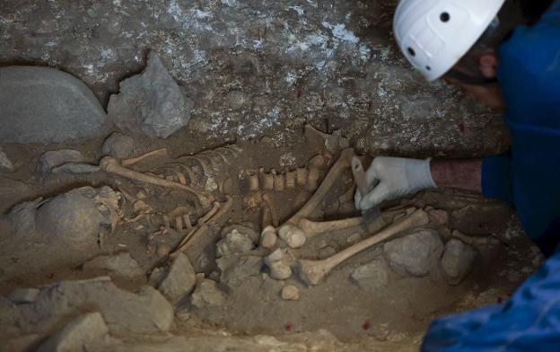 Tumba de una mujer de la Edad del Bronce, enterrada hace 4.000 mil años en Atapuerca. :: S. Otero. EFE