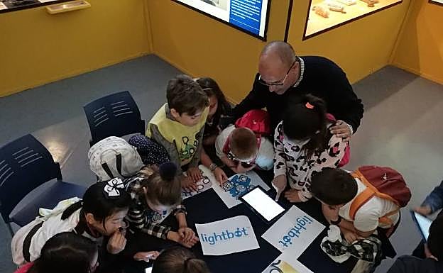 Imagen principal - Arriba, los estudiantes del colegio Flor de Azahar, de Cártama Estación. Paula Palma y Elisabeth Ruiz, del María Victoria Atencia. Alejandro Ruiz, Luis Adolfo Ortigosa y Víctor Alfonso Pineda, del Torre del Prado. 
