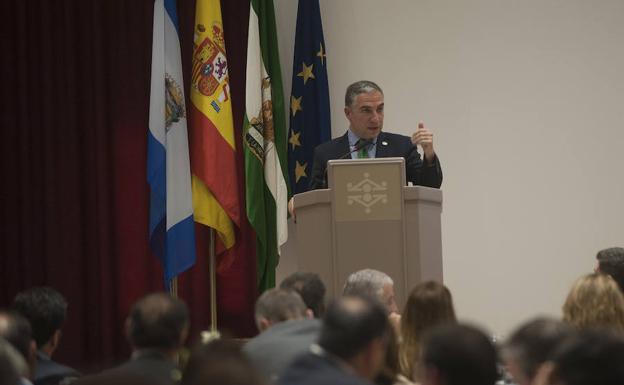 Imagen principal - Bendodo, durante su intervención. Aspecto del salón que ha acogido el homenaje. El consejero de Presidencia, con Juan Marín. 