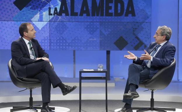 Manuel Castillo y José Ángel Narváez, ayer durante un momento de la entrevista en el programa 'La Alameda' en 101Tv. 