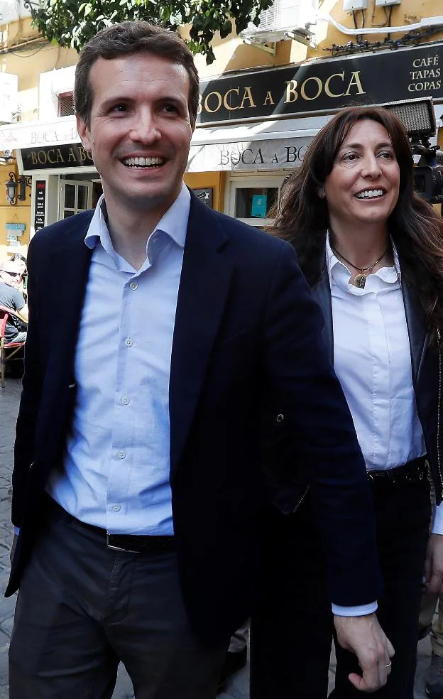 Pablo Casado junto a Loles López, ayer en Sevilla. ::  J. M. Vidal / efe