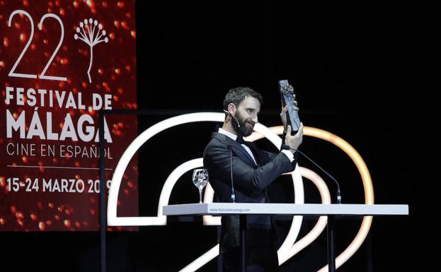 El actor malagueño, anoche sobre las tablas del Cervantes tras recibir el premio del Festival por su trayectoria como actor y su labor humanitaria.