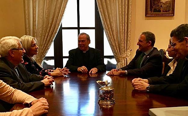 Jesús Catalá, en el centro, conversa con Patricia del Pozo y Elías Bendodo. 