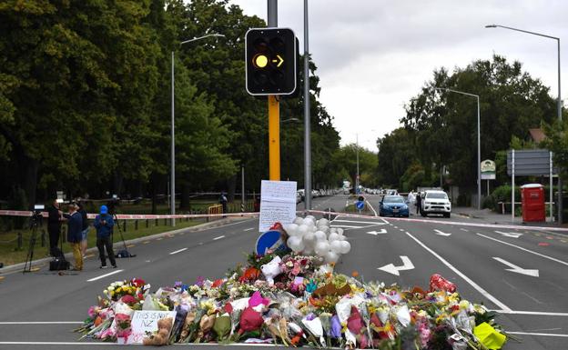 Los ciudadanos depositan flores frente a la mezquita de Nueva Zelanda donde se produjo el ataque que terminó con al menos 49 muertos.