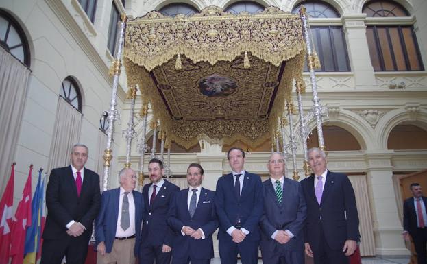 Cofrades junto al bordador Joaquín Salcedo y el presidente de la Agrupación, Pablo Atencia.