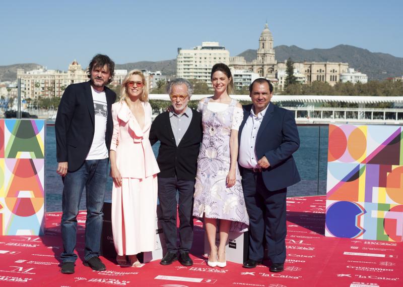 El equipo de 'Antes de la quema', con su director Fernando Colomo.