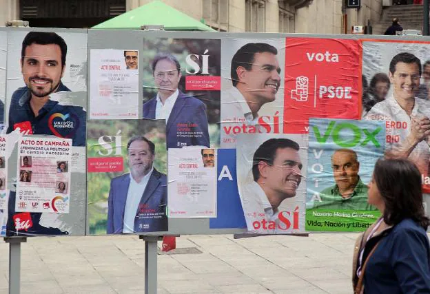 Carteles de las diferentes candidaturas en las elecciones generales de junio de 2016. :: r. c.