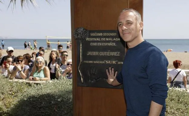 Javier Gutiérrez, tras descubrir su monolito en el paseo marítimo Antonio Banderas. 