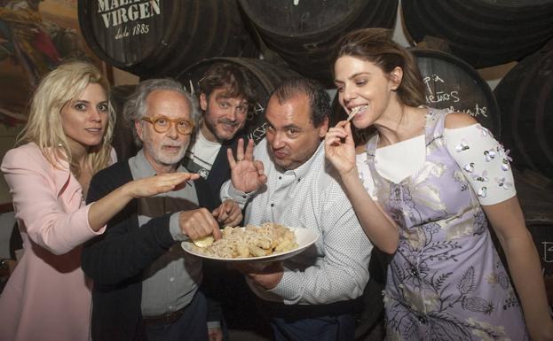 Maggie Civantos, Fernando Colomo, Salva Reina, Joaquín Núñez y Manuela Velasco dan cuenta de una fuente de fritura malagueña en El Pimpi. 