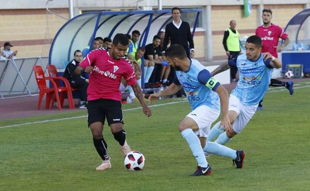 Vitor, a la izquierda, creó muchos problemas a la defensa de El Ejido. 