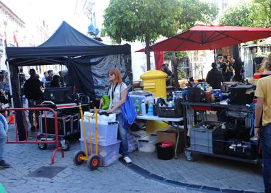 Imagen secundaria 1 - Arriba, filmación a las puertas del templo de la Encarnación. Abajo, carpas de logística y la grabación en una de las calles del casco antiguo el pasado jueves.