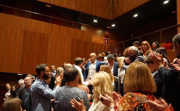 El actor Dani Rovira observa a Paco Ráez, padre de Pablo, durante la ovación al final de la proyección.