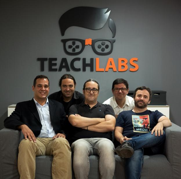 Ismael Medina, Román Muñoz, Juanma Liceras, Francis Parras y Martín Bustos, en la oficina de Teach Labs.