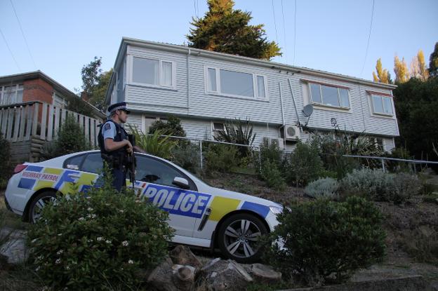 Imagen de la vivienda que Brenton Tarrant tenía alquilada en la calle Somerville en Dunedin, ahora custodiada por la policía. :: P. M. Díez
