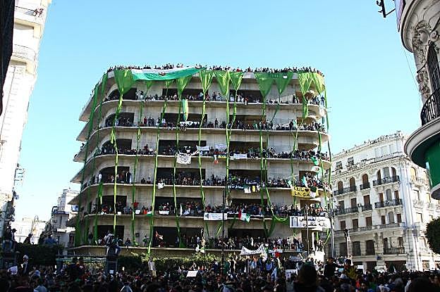 Las protestas contra la continuidad de Buteflika al frente de Argelia llenan desde hace tres semanas las calles de Argel. :: zinedine zebar / e. p.
