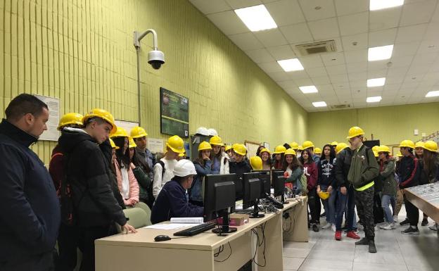 Los estudiantes visitaron la sala de control de la central hidroeléctrica. 
