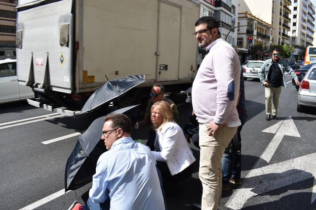 La alcaldesa y varios acompañantes auxilian a la víctima tras el accidente. :: josele-lanza
