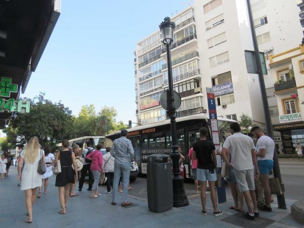 Parada de autobús en el centro de Marbella. 
