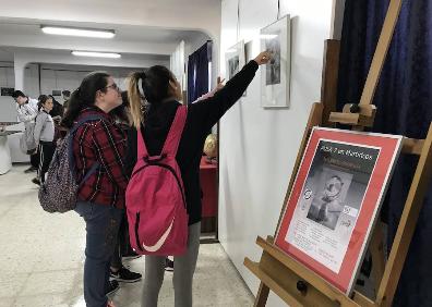 Imagen secundaria 1 - Exposición fotográfica del colectivo Aula 7 en el IES Martiricos