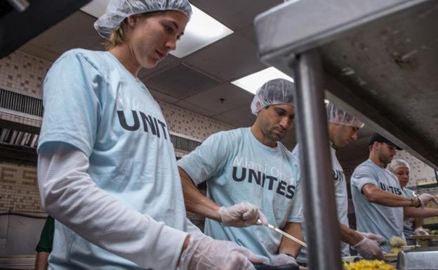 Garbiñe Muguruza y David Ferrer, en el Miami Rescue Mission. 