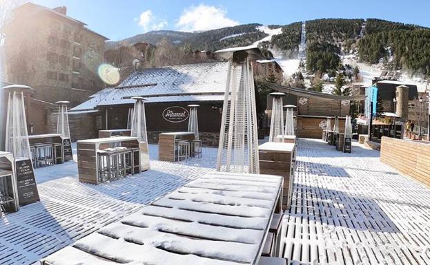 La terraza de L´Abarset, tras la última nevada caída sobre la estación