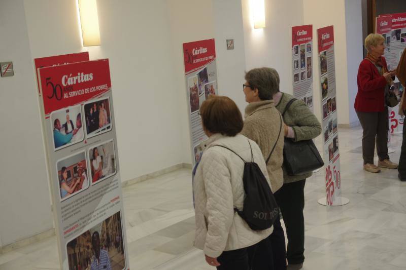 El salón de actos de la Cofradía de los Estudiantes, en la calle Alcazabilla, acoge esta muestra hasta el próximo 29 de marzo