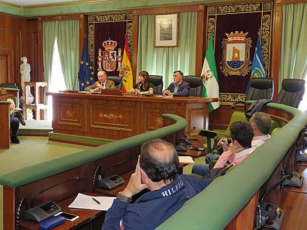 Representantes de la empresa, con el edil Baldomero León y sindicatos, en la reunión de ayer. 