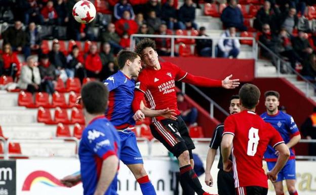 Imagen de un partido entre el Mirandés y el Amorebieta. 