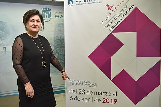 La directora general de Cultura, Carmen Díaz, junto al cartel de la cita. 