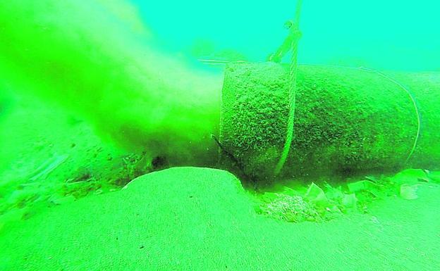 Imagen de las canalizaciones de aguas fecales al mar sin depurar en Nerja. 