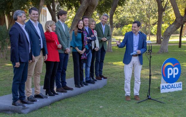 Juanma Moreno y los ocho cabezas de lista del PP para las generales en las provincias andaluzas . 