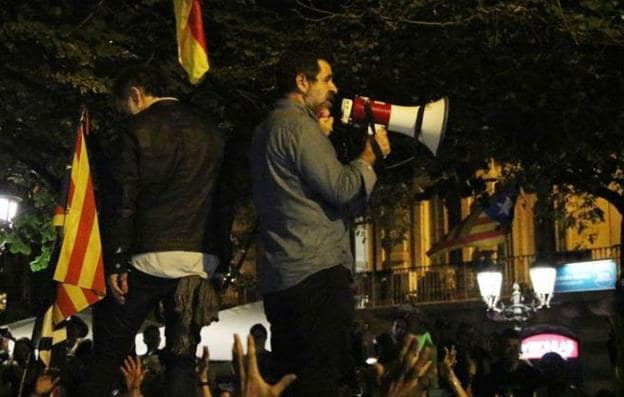 Sànchez y Cuixart se dirigen a los manifestantes desde un patrol de la Guardia Civil el 20-S. :: r. c.