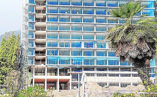 Obreros trabajando en distintas plantas del hotel. 