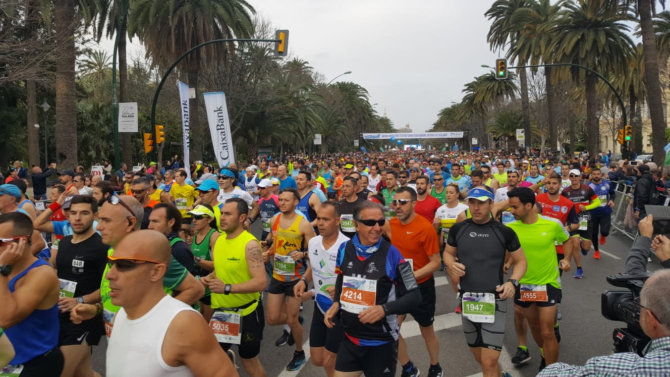 Más de 7.500 corredores participan en la 29ª edición de la Media Maratón Ciudad de Málaga.