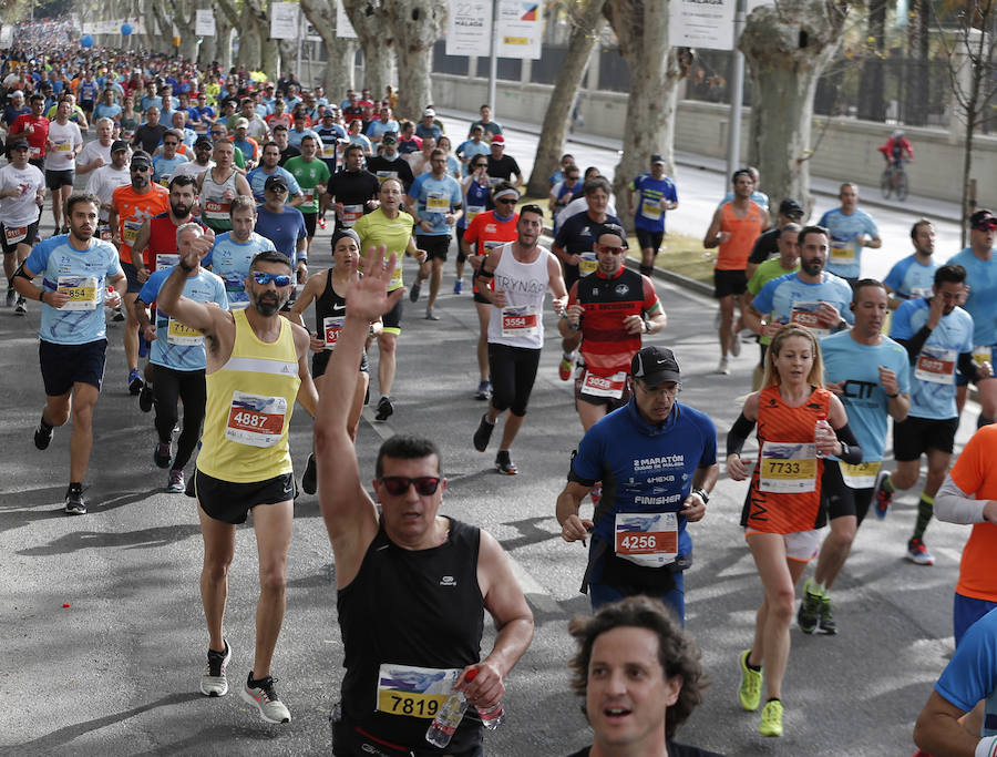 Mucho ambiente y color han llenado hoy las calles del centro de Málaga en la Media Maratón Teatro Soho Caixabank Ciudad de Málaga 2019