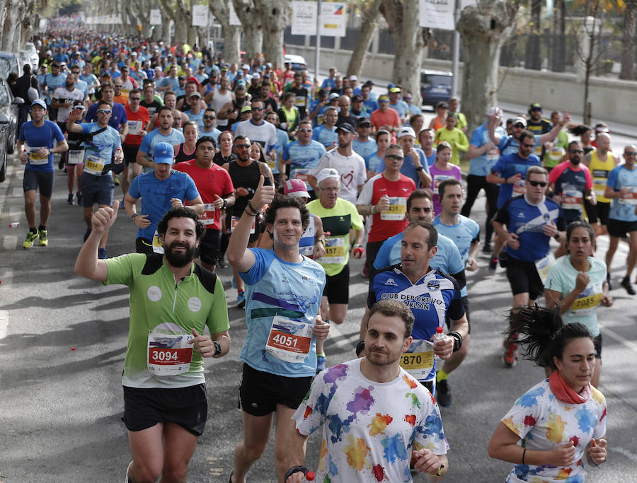 Mucho ambiente y color han llenado hoy las calles del centro de Málaga en la Media Maratón Teatro Soho Caixabank Ciudad de Málaga 2019