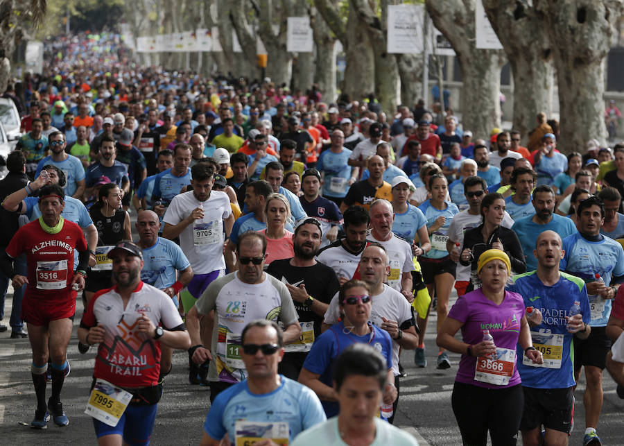 Mucho ambiente y color han llenado hoy las calles del centro de Málaga en la Media Maratón Teatro Soho Caixabank Ciudad de Málaga 2019