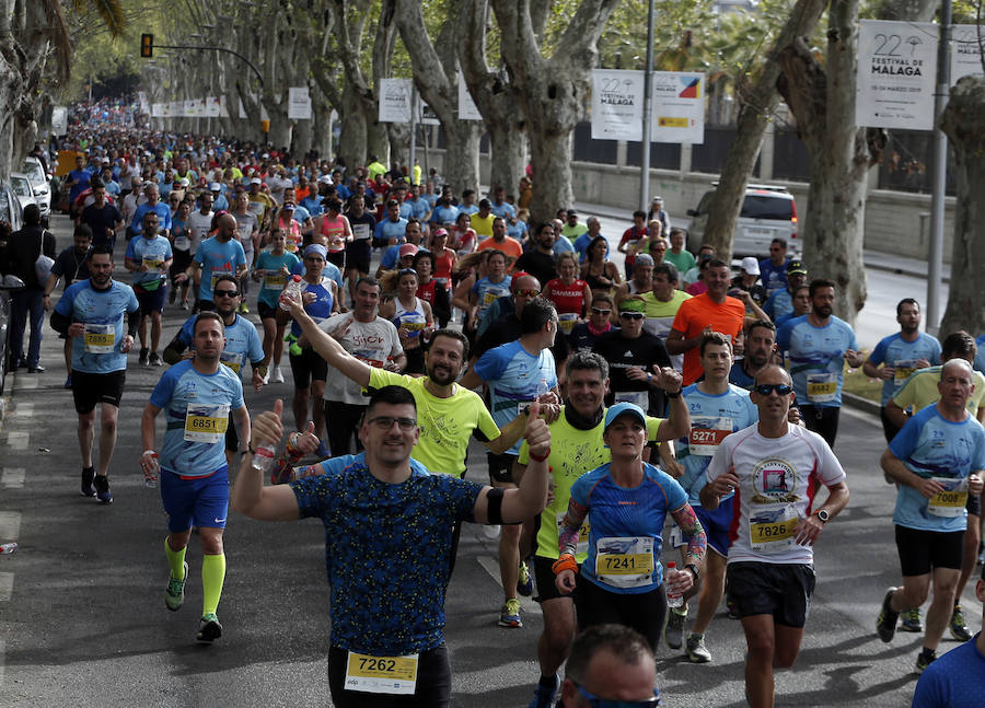 Mucho ambiente y color han llenado hoy las calles del centro de Málaga en la Media Maratón Teatro Soho Caixabank Ciudad de Málaga 2019