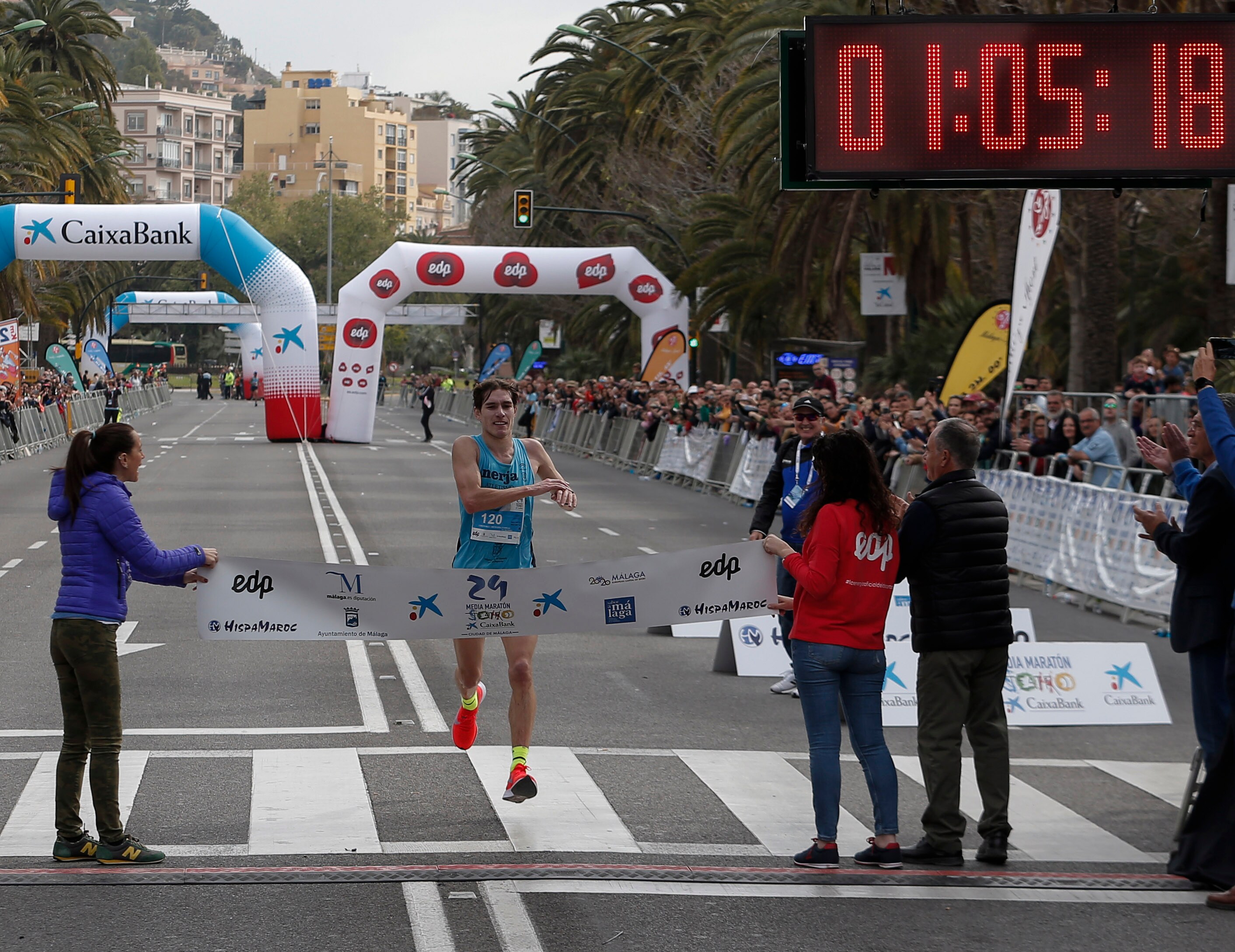 Mucho ambiente y color han llenado hoy las calles del centro de Málaga en la Media Maratón Teatro Soho Caixabank Ciudad de Málaga 2019