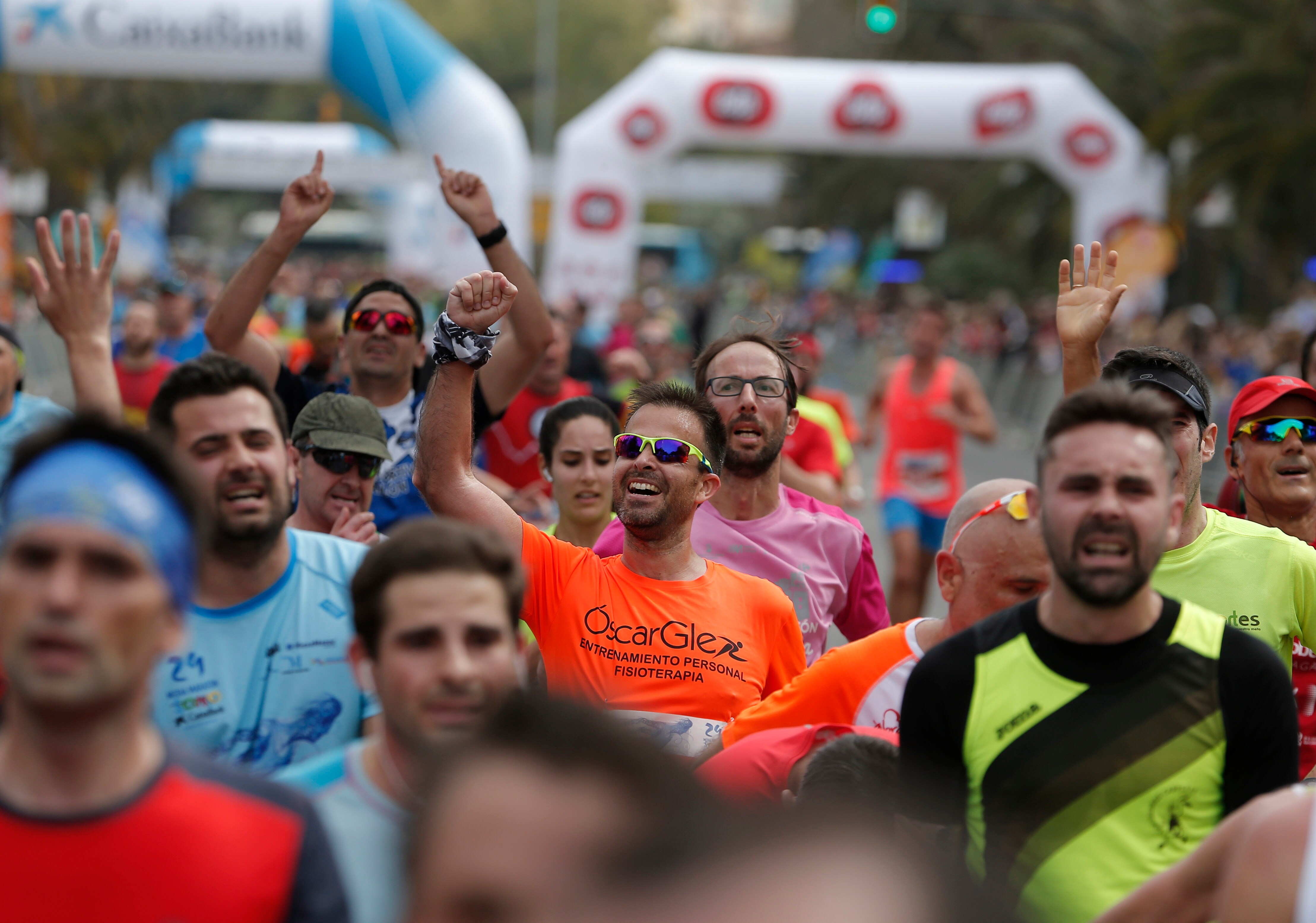 Mucho ambiente y color han llenado hoy las calles del centro de Málaga en la Media Maratón Teatro Soho Caixabank Ciudad de Málaga 2019