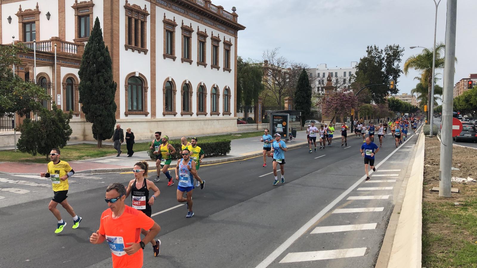 Más de 7.500 corredores participan en la 29ª edición de la Media Maratón Ciudad de Málaga.